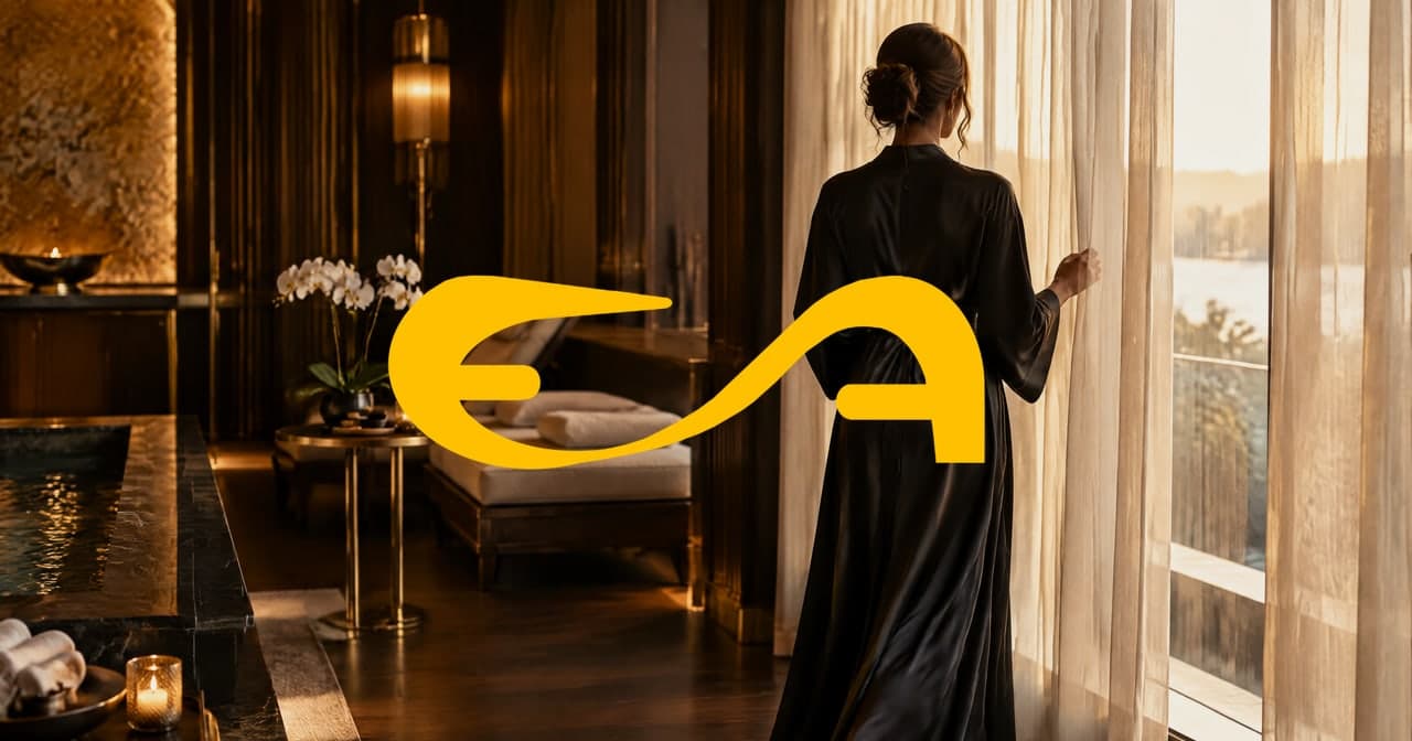 Mulher de robe de cetim preto de costas junto à janela de um lounge elegante