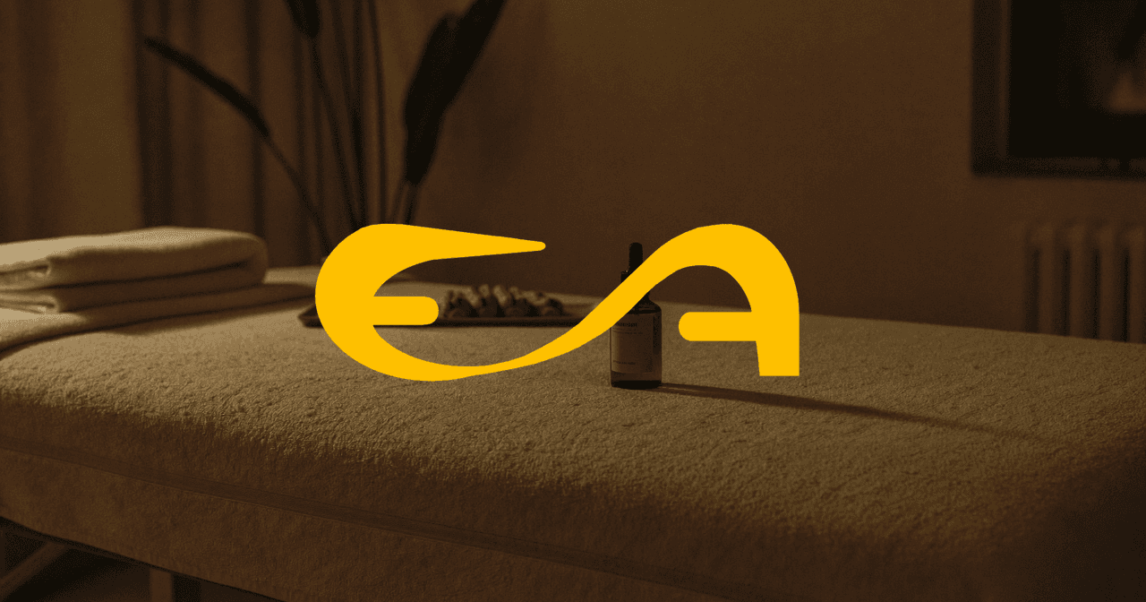 Sessão de massagem profissional em uma casa de massagem — ambiente com luz baixa e toalhas